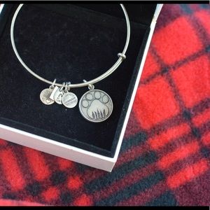 ⛔️SOLD⛔️ Alex & Ani Bracelet - Paw Print